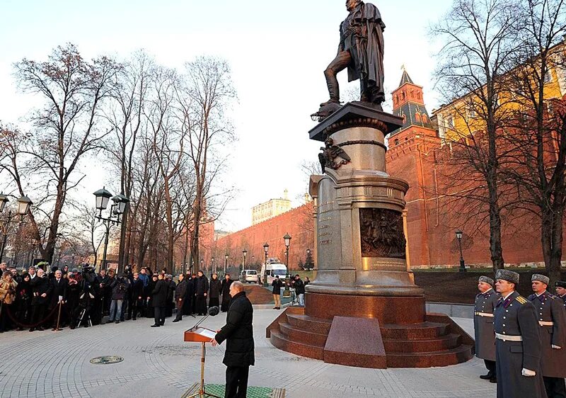 Какому владимиру памятник в кремле. Памятник Александру 2 в Москве в Александровском саду. Александровский сад Москва памятник Александру 1. Памятник Александру 1 в Александровском саду. Москва Александровский сад памятник императору Александру i.