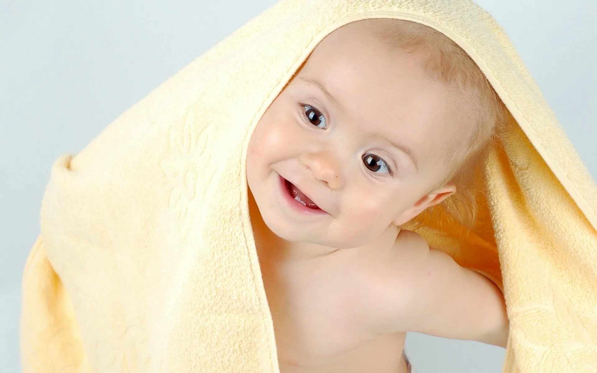 Чужим полотенцем. Малыш с карими глазами. Кареглазый малыш. Малыш в полотенце. Фотосессия малыша в полотенце.