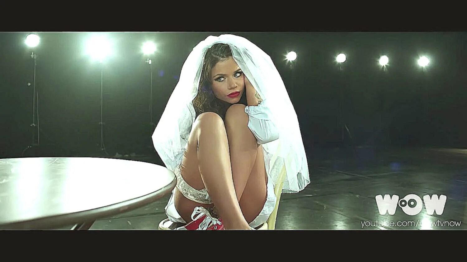 Арти и асти девочка. Тренд с девочкой поет песню. Кто поет песню девочки такие девочки. Песня девочка топ. Обычная девушка.