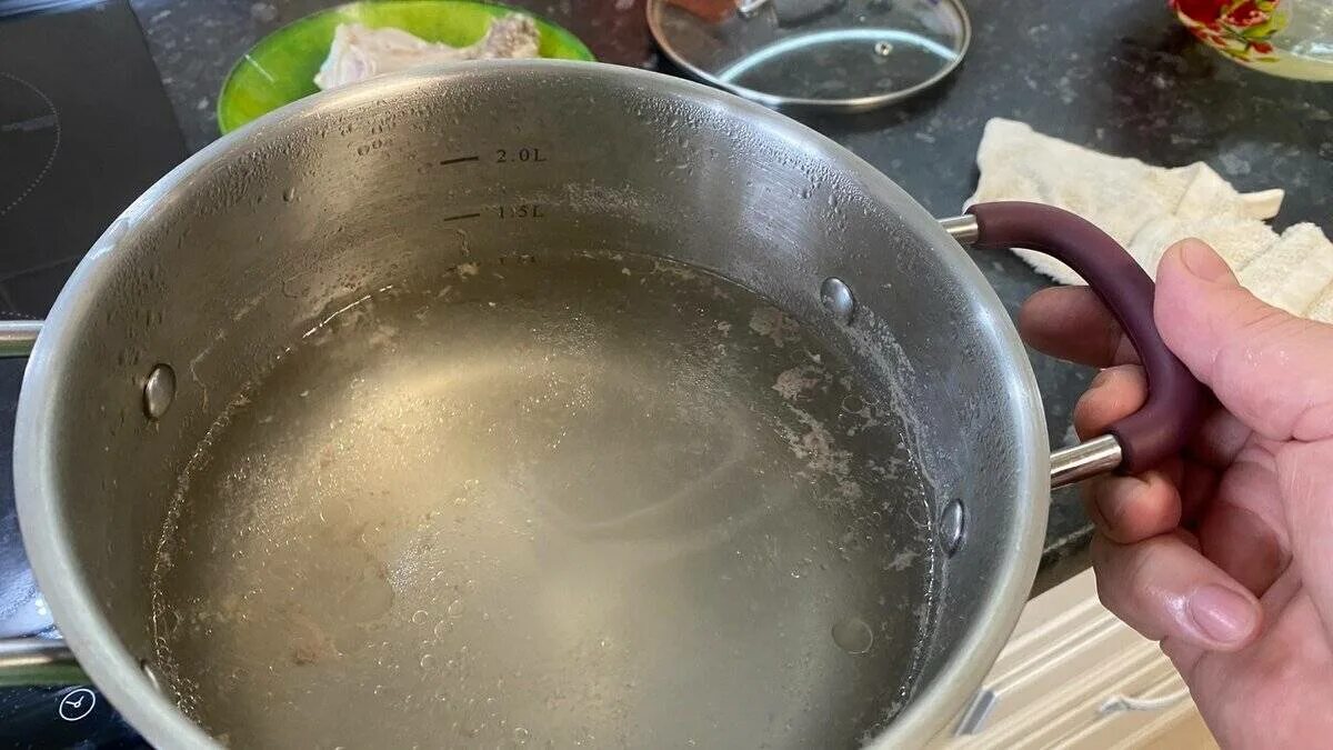 Нужно ли сливать воду после варки. Вываривание воска. надо ли сливать первый бульон при варке. с эффектом варки. бульон слить первую воду.