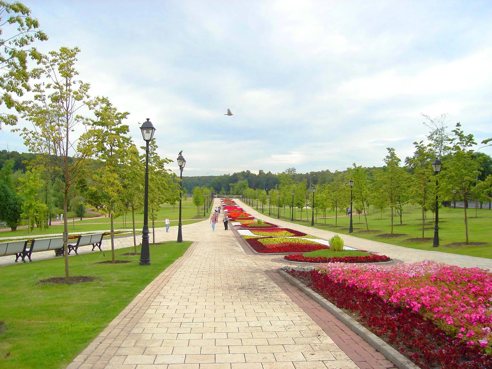 Красивый парк рядом. Парк Царицыно аллеи. Парк Царицыно скамейки. Царицыно набережная аллея. Ландшафтный урбанизм Царицыно.