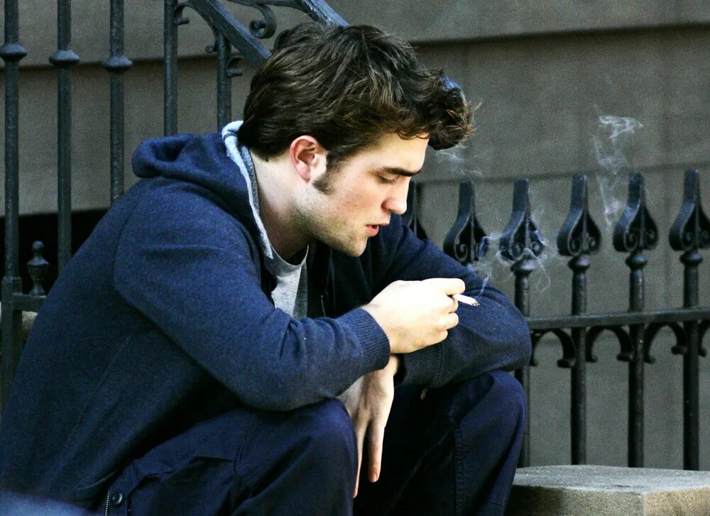 Помни меня готов. Robert Pattinson курит.