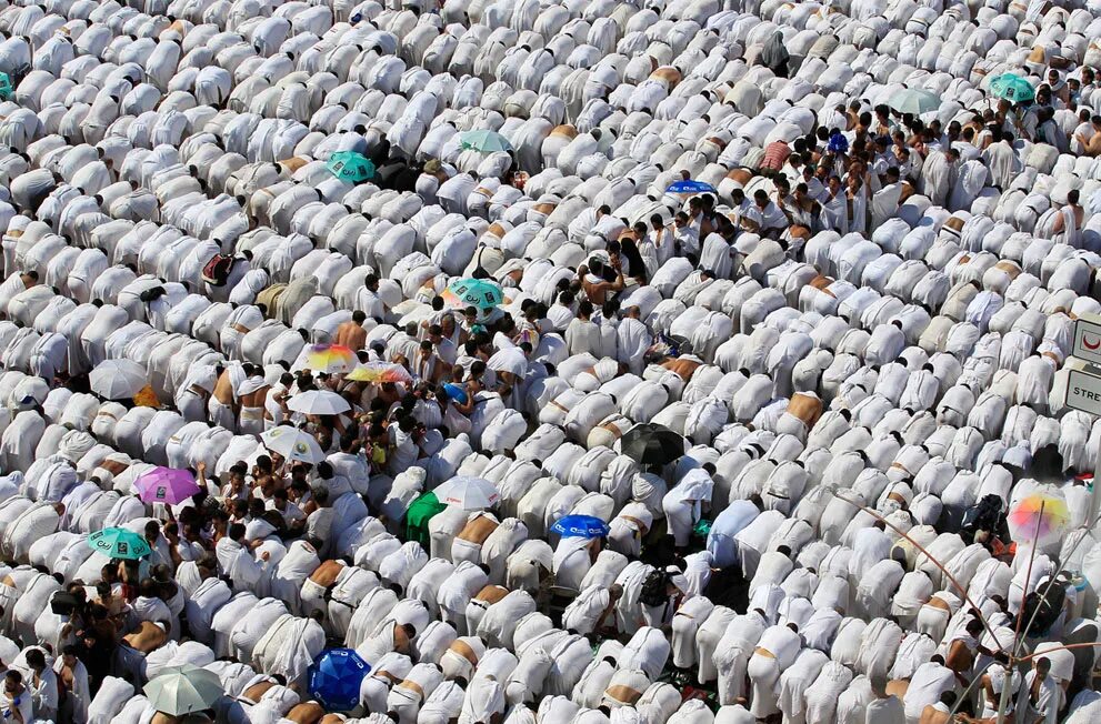 Намаз в мекке. Курбан байрам хадж. Курбан байрам паломничество гора Арафат. Курбан байрам в Саудовской Аравии. Много мусульман молятся.
