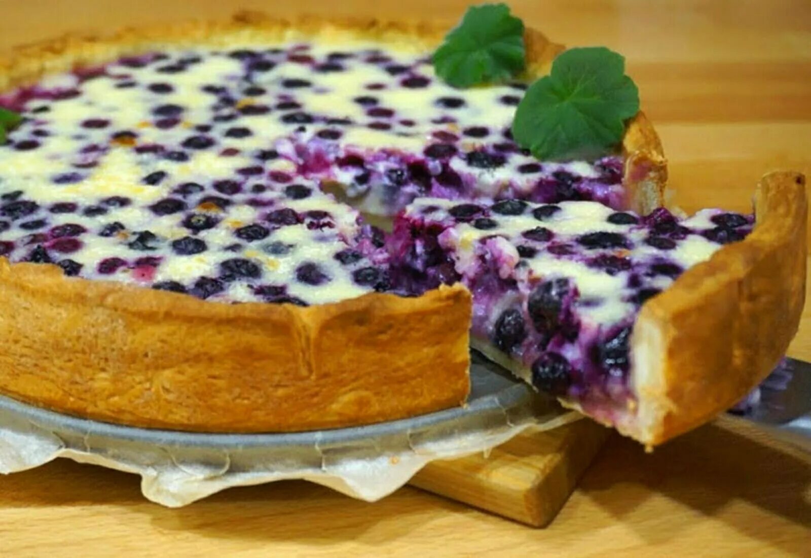 Сметанник пирог песочный. Клубничный пирог с творогом. Заливной пирог с клубникой. Заливной пирог клубничный пирог. Песочный пирог с ягодами и сметанной заливкой.