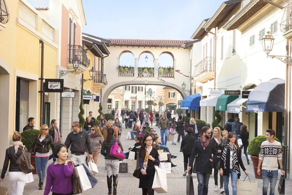 Serravalle outlet. Аутлет Италия Серравалле. Серравалле аутлет Рим.