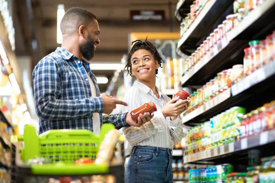 Продукты в супермаркете. Семья в супермаркете. You can buy at the market. Buying groceries. Пара в продуктовом магазине.