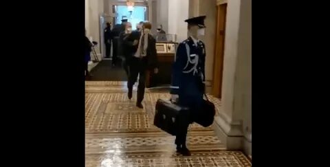 Отца срочно вызвали на совещание