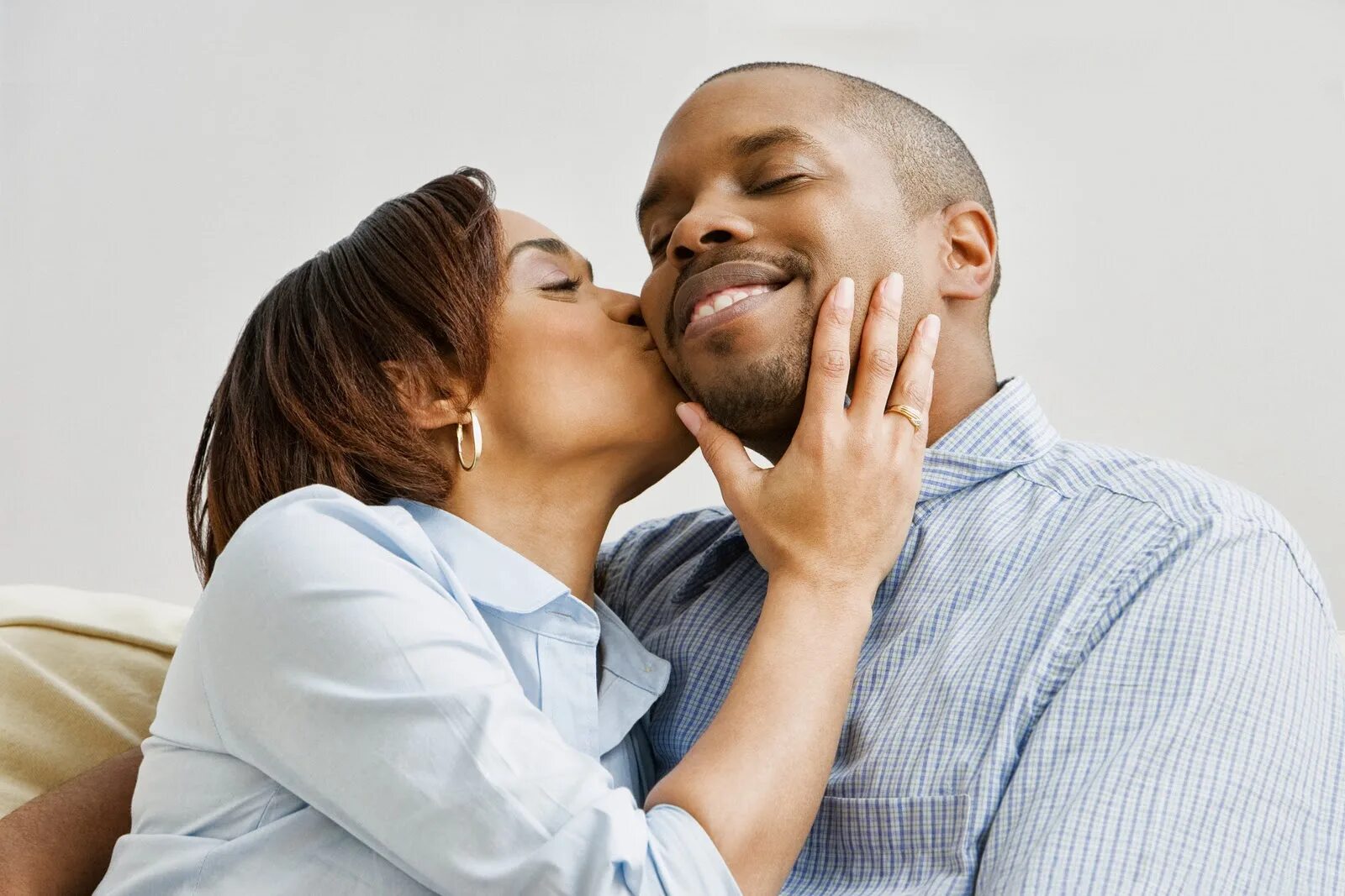 Полигамные отношения. Black couple in Love. Моногамные отношения фото. Моногамная семья фото. Husband loves wife