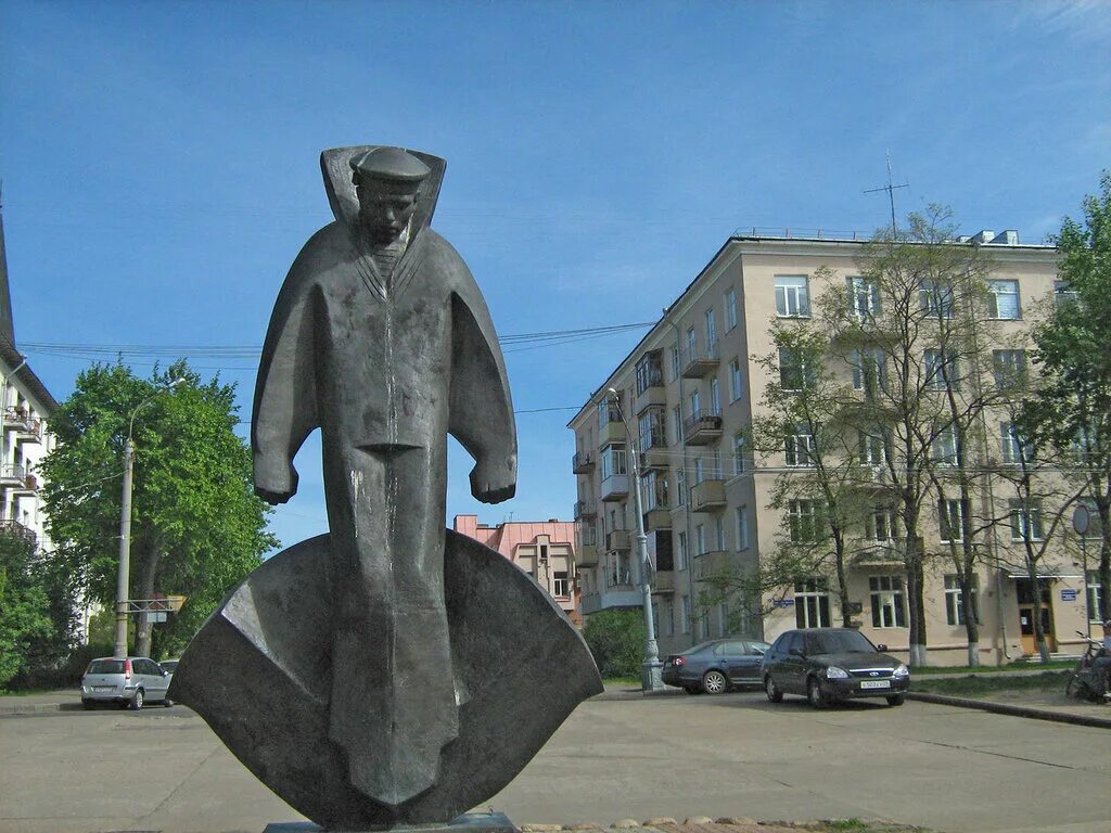 Архангельск окрестности. Памятники и достопримечательности Архангельска. Памятники на набережной Архангельска. Архангельск статуя. Известные памятники Архангельска.