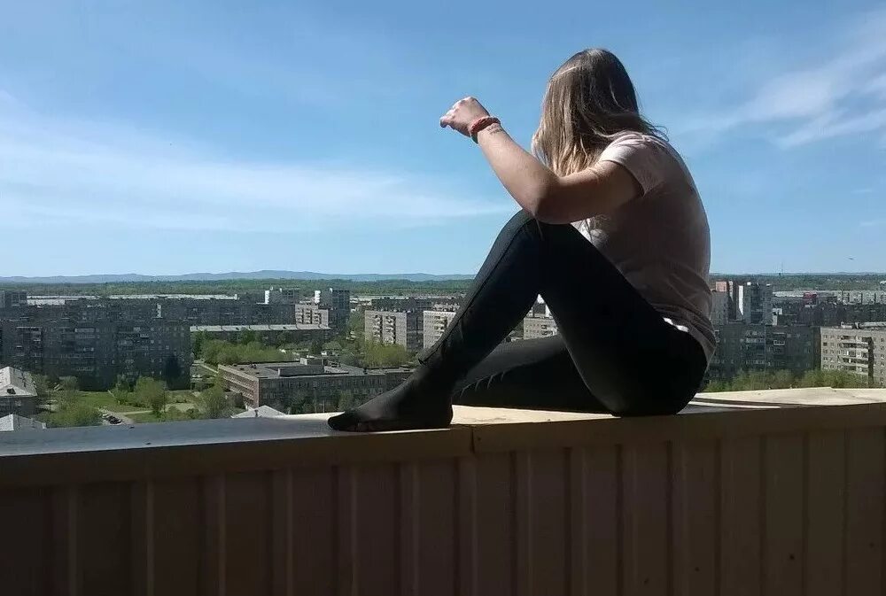 Подруга прыгнула. Прыгает с крыши. Девушка в прыжке. Подруга прыгнула. Подруга прыгнула.