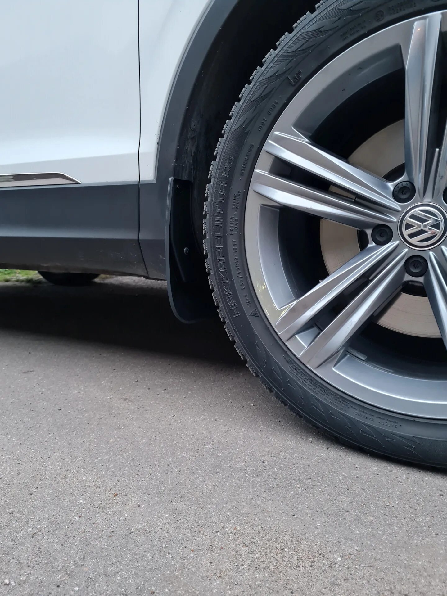 R18 tiguan r-line. 235/50/18 тигуан. Sebring r18 tiguan. Колеса тигуан r18. Tiguan колеса r18.