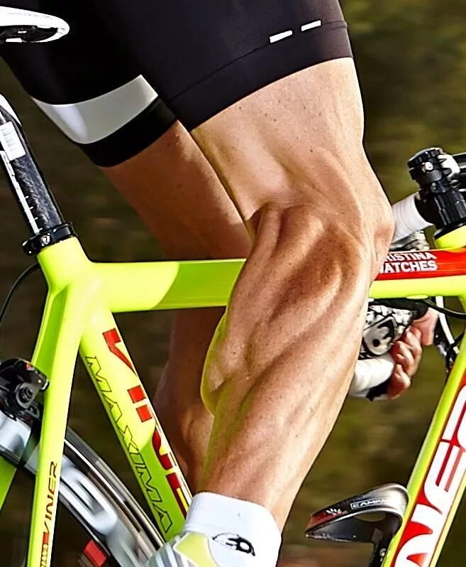 Колено после велосипеда. Тур де Франс ноги гонщика. Ноги профессионального велосипедиста.