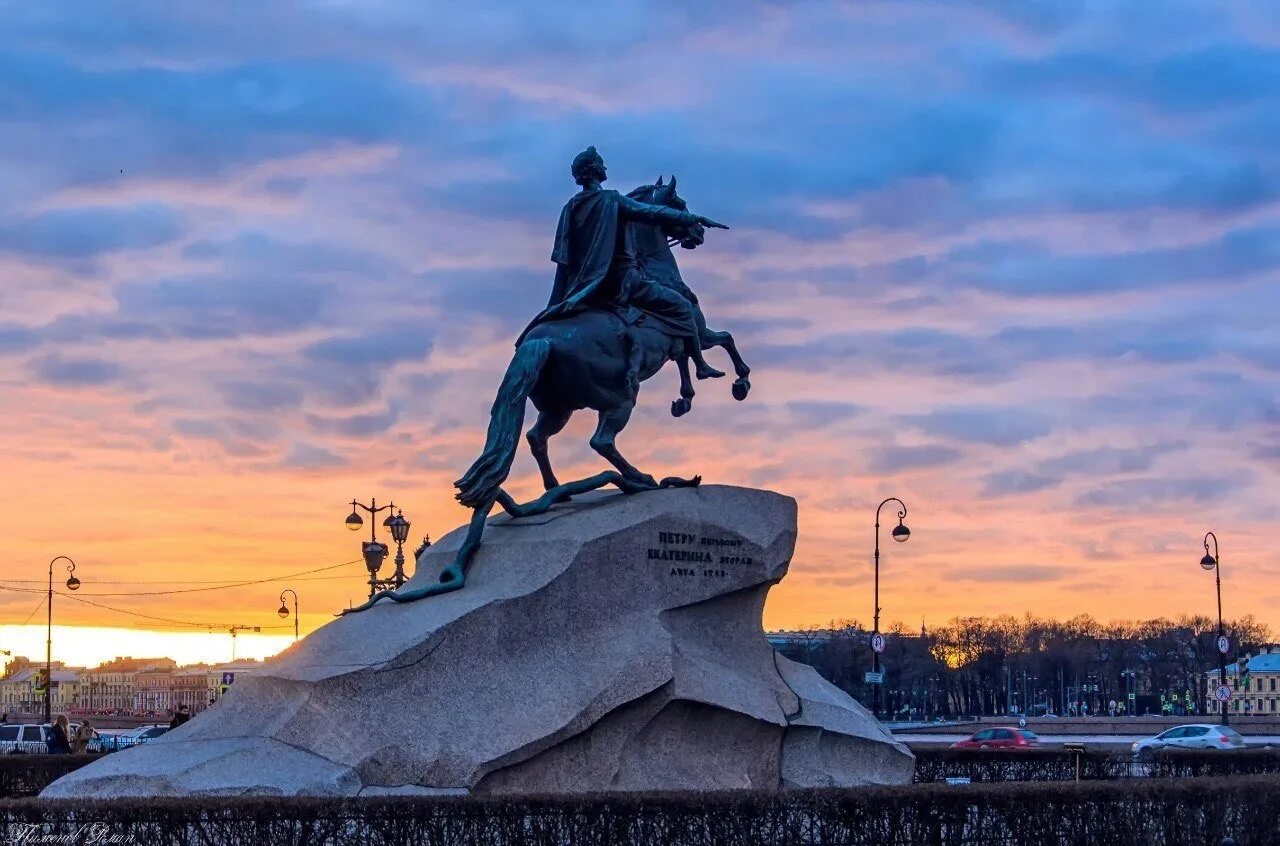 Площадь петра 1 санкт петербург. Медный всадник Петру 1 в Санкт Петербурге. Медный всадник памятник Петру 1. Санкт-Петербург статуя Петра. СПБ памятник Петру первому медный всадник.