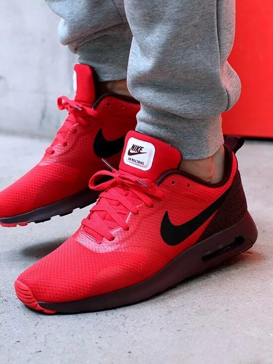 Кроссовки nike red. Nike Air Max Tavas Red. Nike Air Max Tavas Red 705149-600. Кроссовки Nike Air красные мужские. Кроссовки найк мужские красные Air.