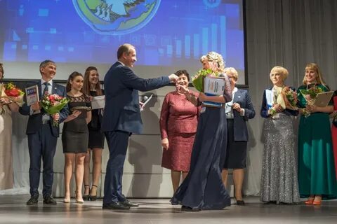 Учитель года получает