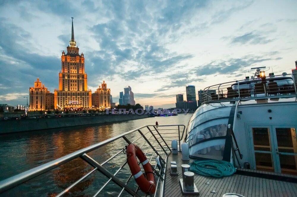 Вечерняя прогулка рэдиссон. Речные прогулки москва рэдиссон. теплоход москва река рэдиссон. речная прогулка по москве рэдиссон. рэдиссон речные прогулки.