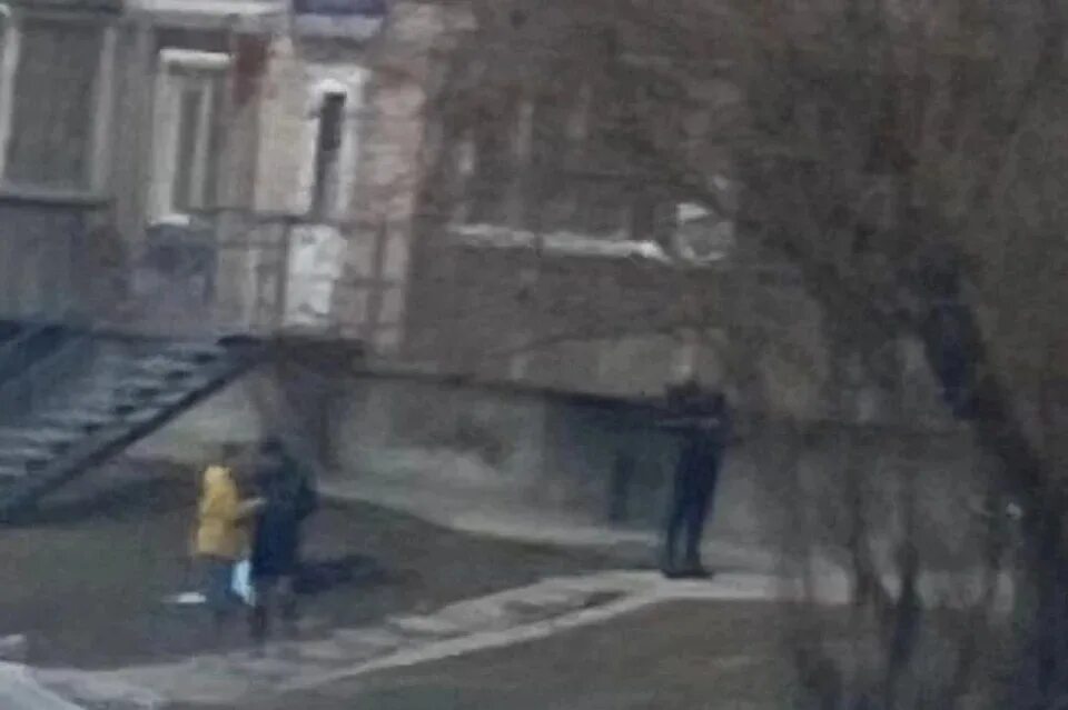 Новосибирск покончил. Многоэтажки. Школьник покончил с собой. Новосибирск за окном.
