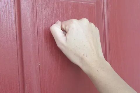 Стук в дверь днем