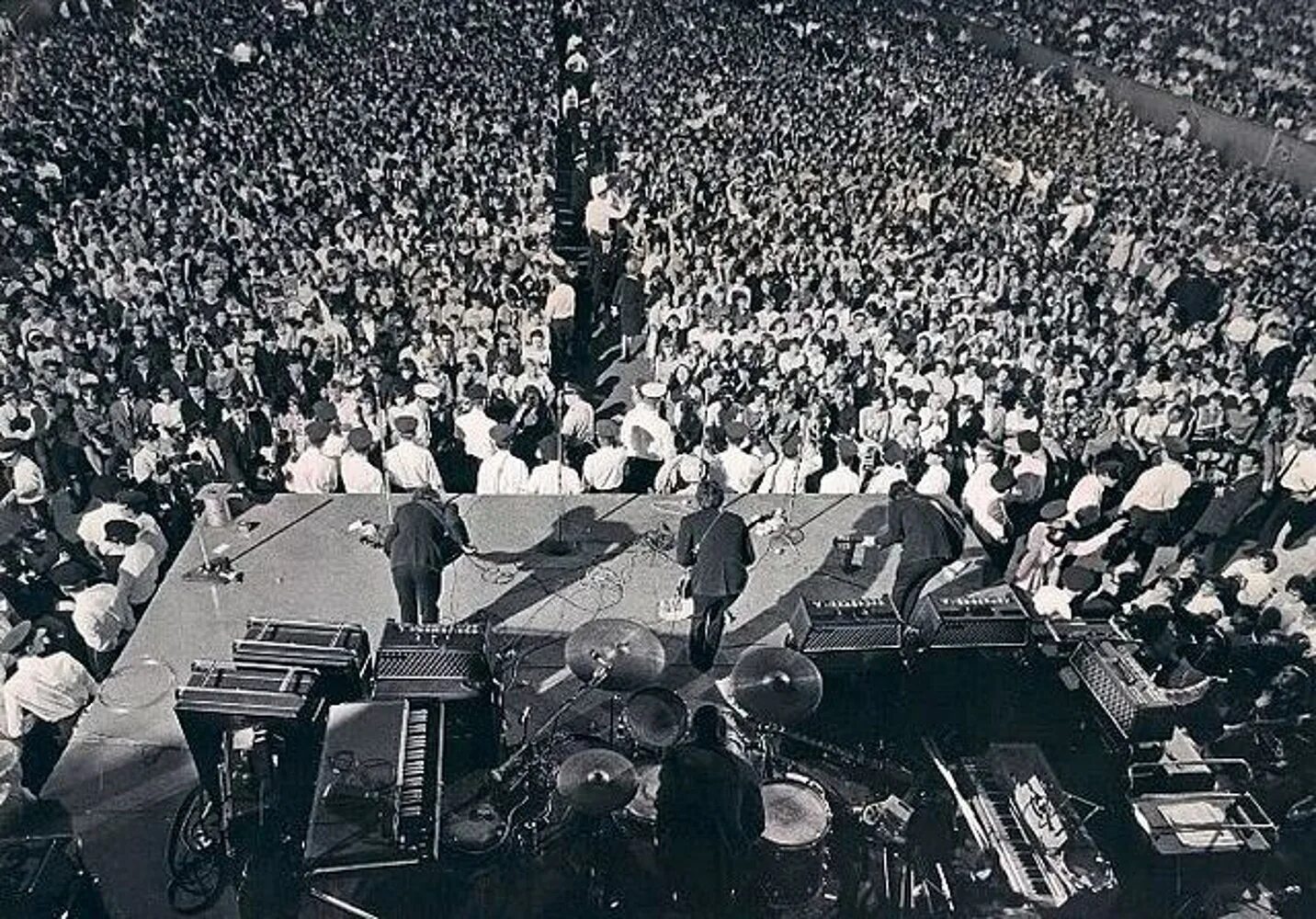 Концерты старых групп. Последний концерт Битлз 1966. The Beatles концерт. Битлз концерт на стадионе. The Beatles концерт 1966.