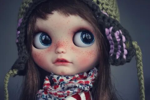 Голова с большими глазами