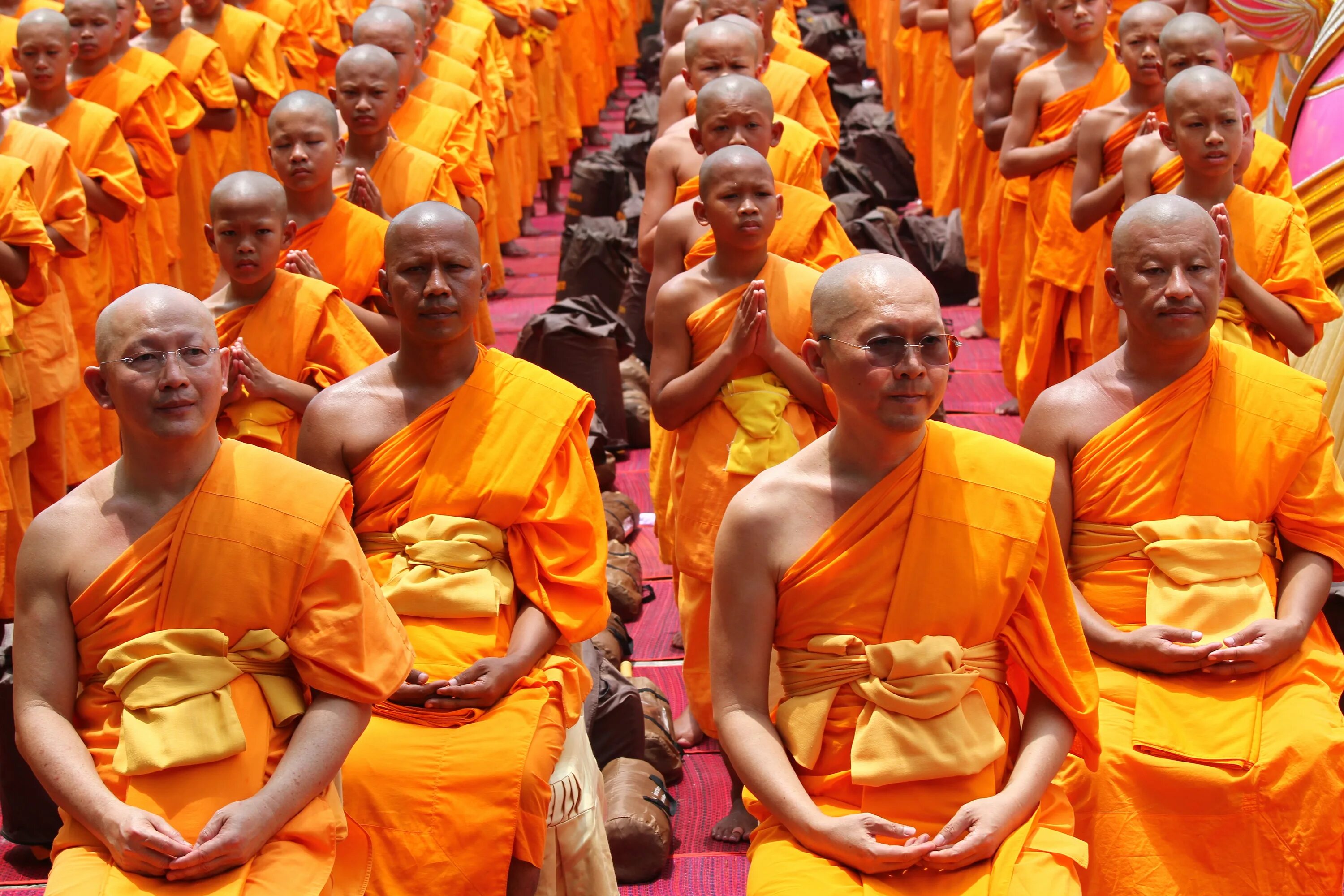 Почему назвали монахова. Тхеравада-хинаяна. Буддизм Тхеравада /хинаяна Будда. Буддийский монах Тхеравада. Монахи Тайланда.