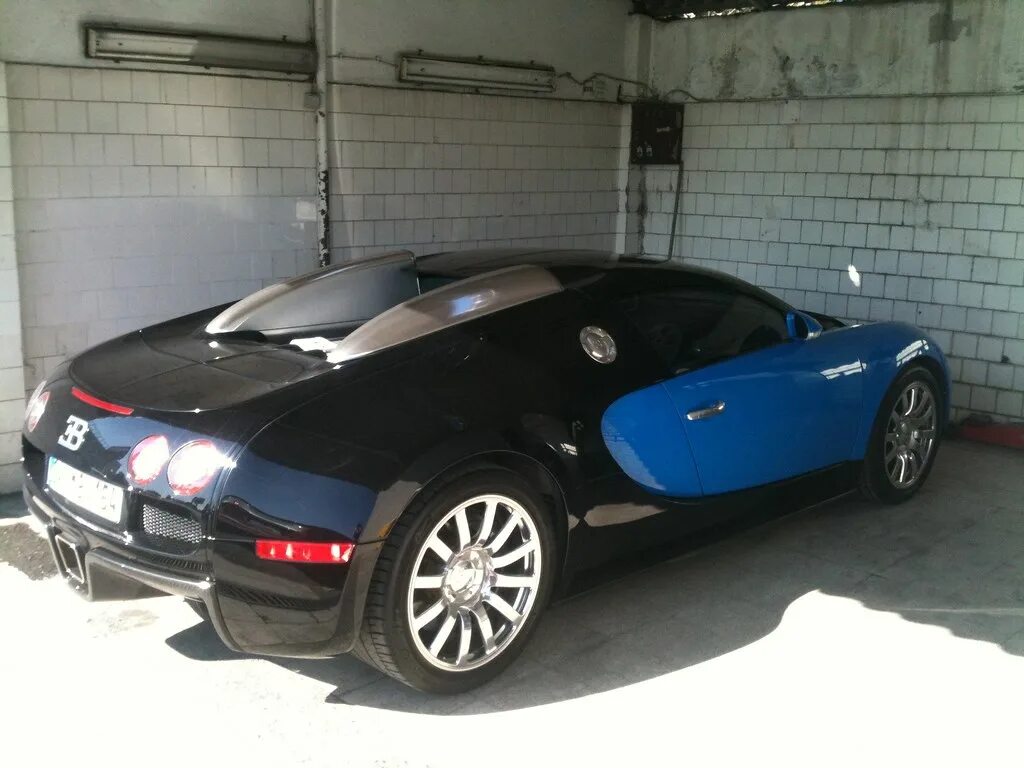 Бугатти в омске. Бугатти вейрон black blue. bugatti veyron blue. бугатти вейрон синий черный. бугатти вейрон синяя.