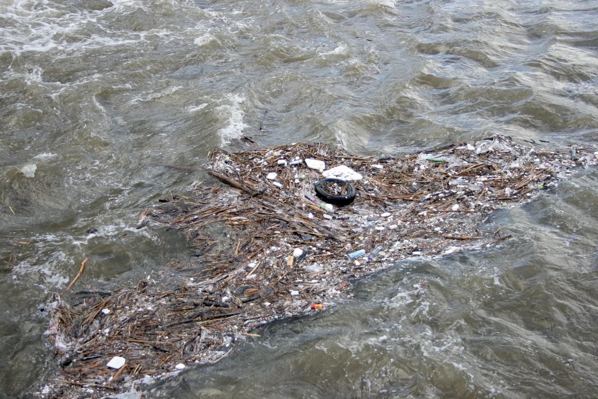 Вод грязные 50. Загрязнение воды. Загрязнение рек. Загрязнение воды в море. Загрязнение черного моря.