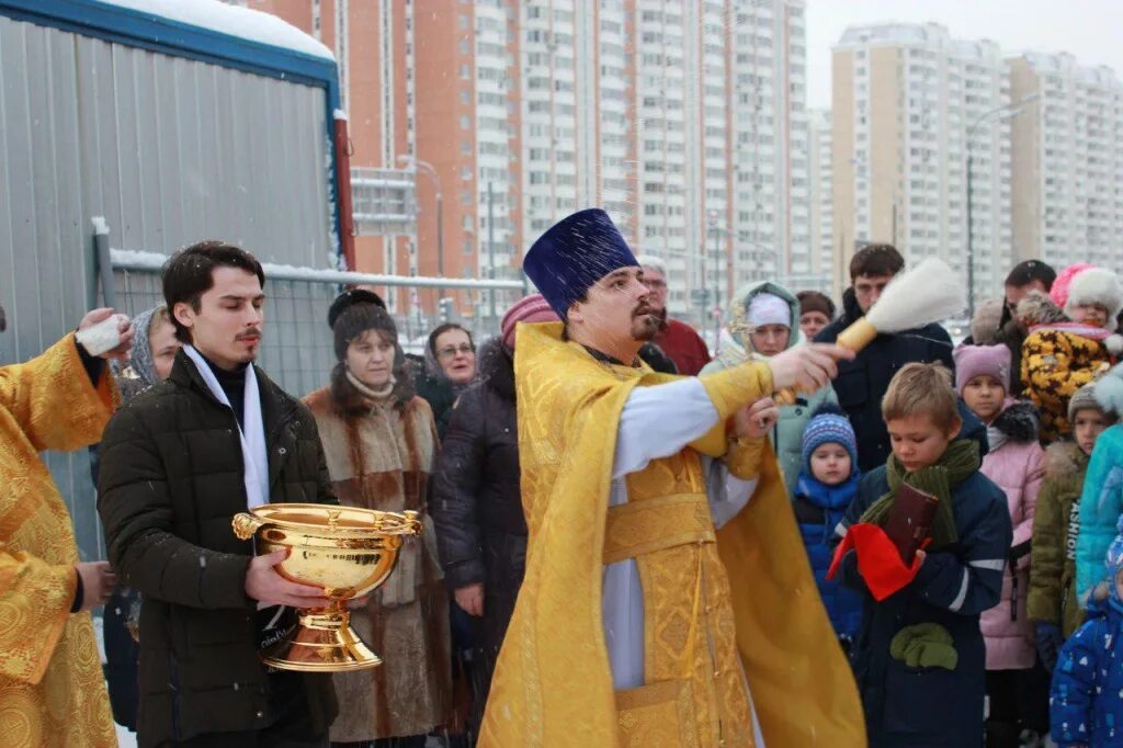 Храм Покрова в Некрасовке. Храм воспитание в Некрасовке. Некрасовка храм Покрова настоятель храма. Некрасовка храм Покрова священники.