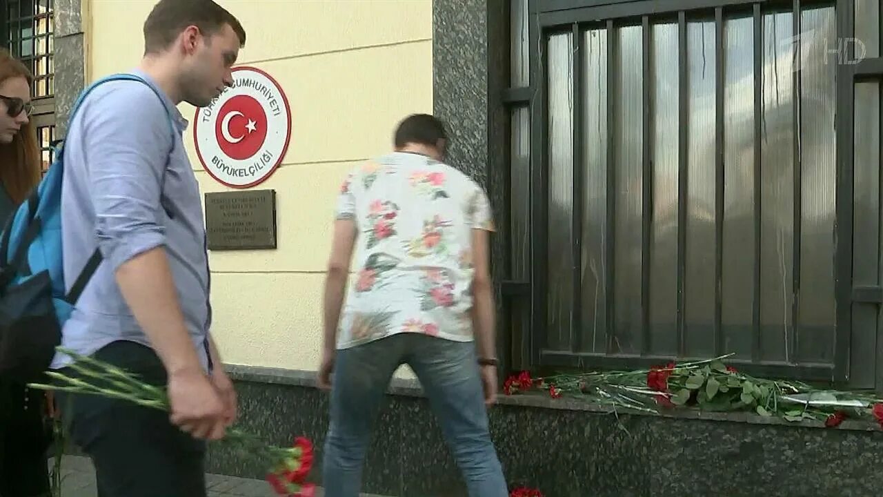 Посольство Турции в Москве траур. Акция у посольства России.