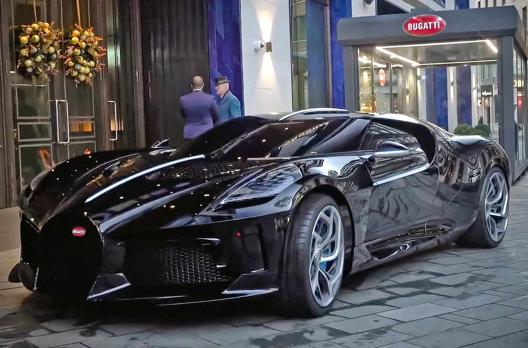 Бугатти la voiture noire 2021. Машина Bugatti la voiture noire. Bugatti la voiture noire салон. Гиперкар Bugatti la voiture noire.