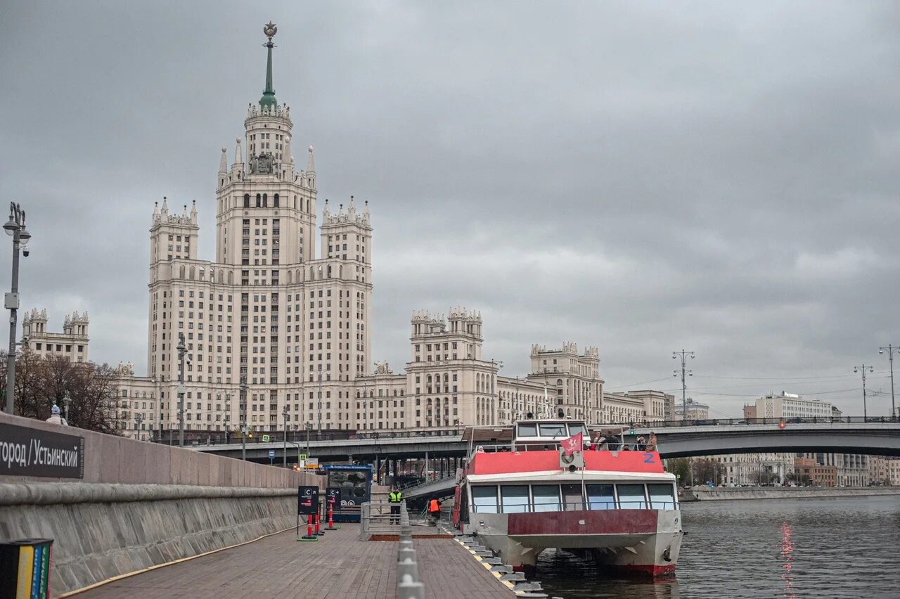 Причал Китай-город Устьинский. Теплоход Снегири Москва. Корабль Снегири Москва река. Москва река вид с крыши.