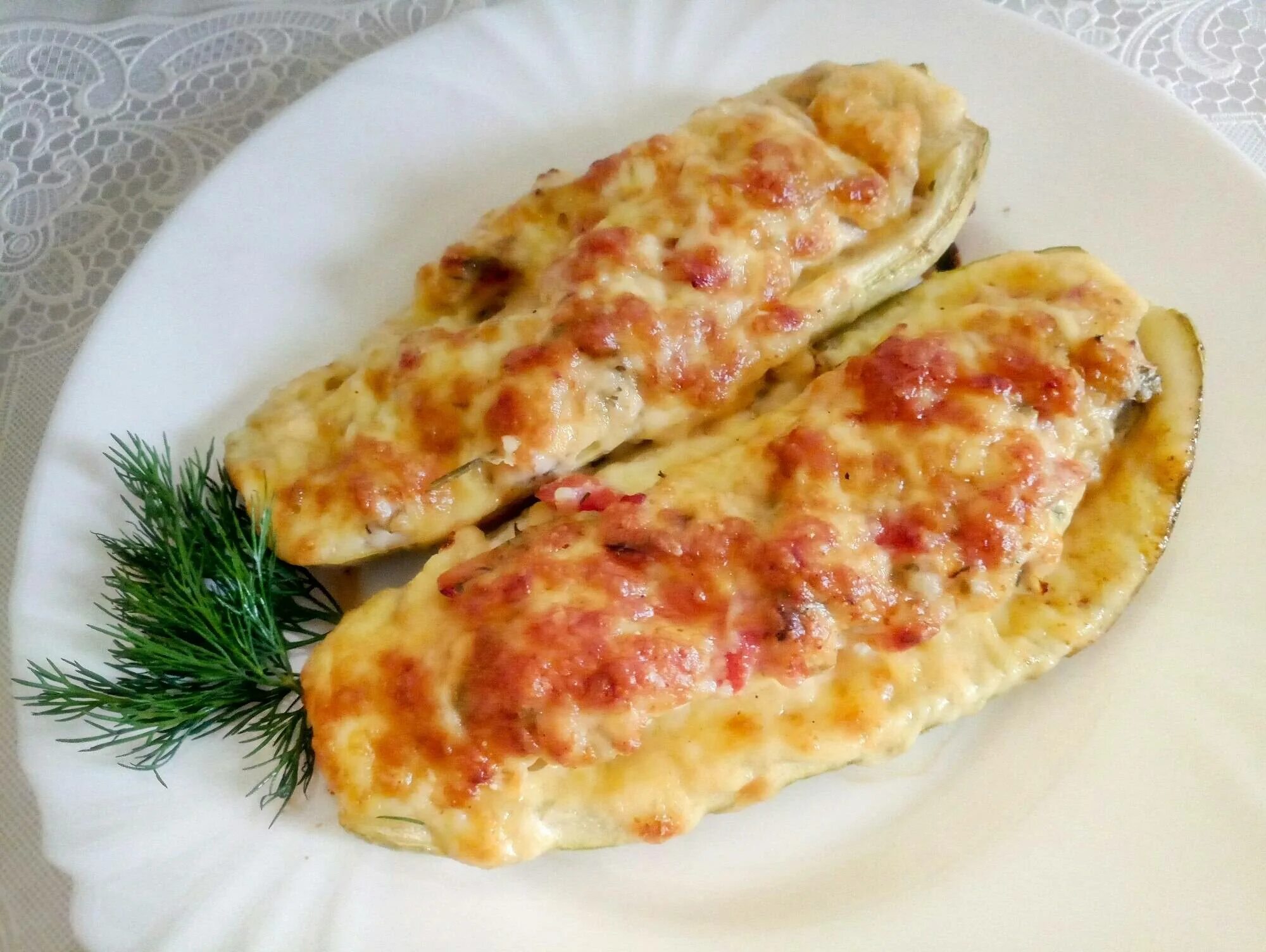 Лодочки из кабачков с курицей. Фаршированные цуккини «лодочки». Фаршированные кабачки лодочки. Фаршированные цуккини «лодочки». Фаршированные кабачки myasom.