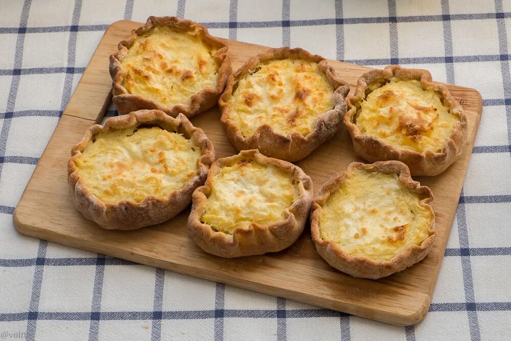 Шаньги с картошкой. Карельские шаньги. Калитки преснушки. Калитка Коми шаньги. Карельская картофельная калитка.