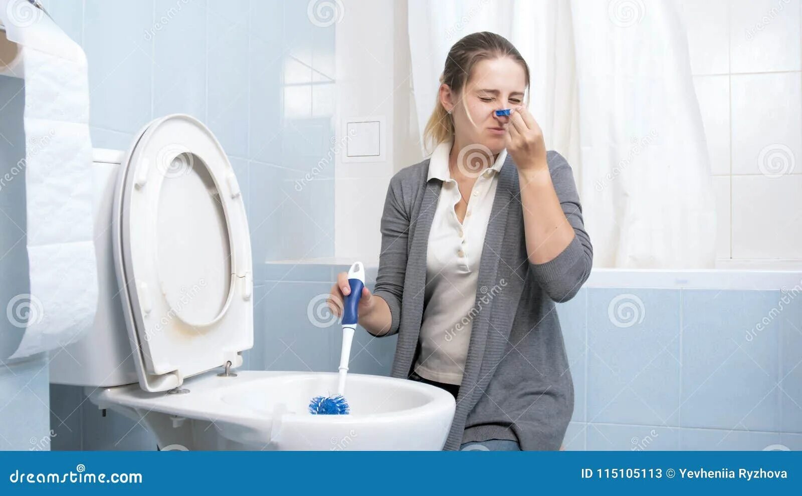 Женщина дома в туалете. Запах в туалете. Неприятный запах в туалете. Запах для унитаза.