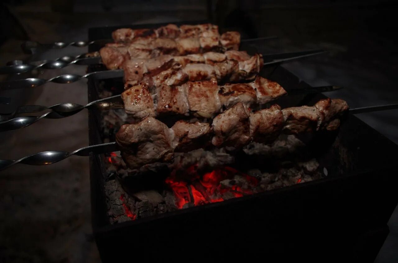 Шашлык ночью. Шашлык на мангале. шашлык на мангале ночью. мясо для шашлыка.