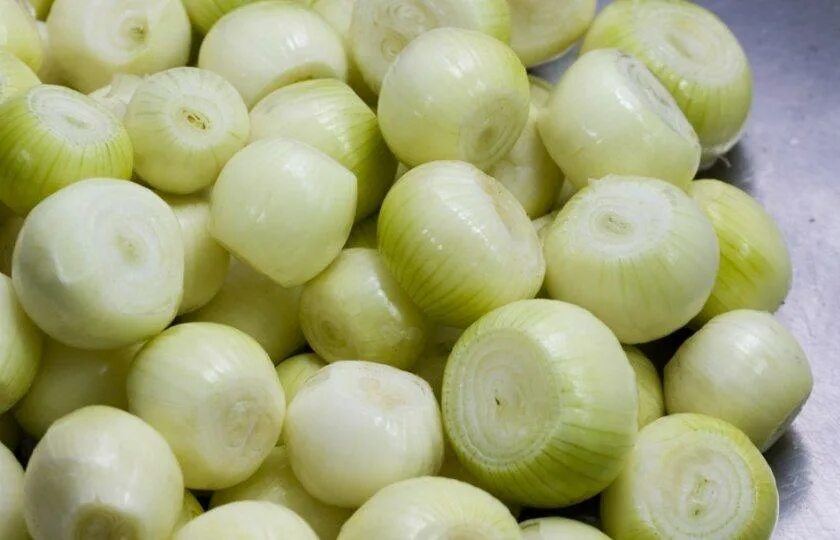 Лук нарезанный кубиками. Мелкий лук очищенный. Лук нарезанный мелким кубиком. Мелкий лук очищенный. Лук нарезанный кубиками.