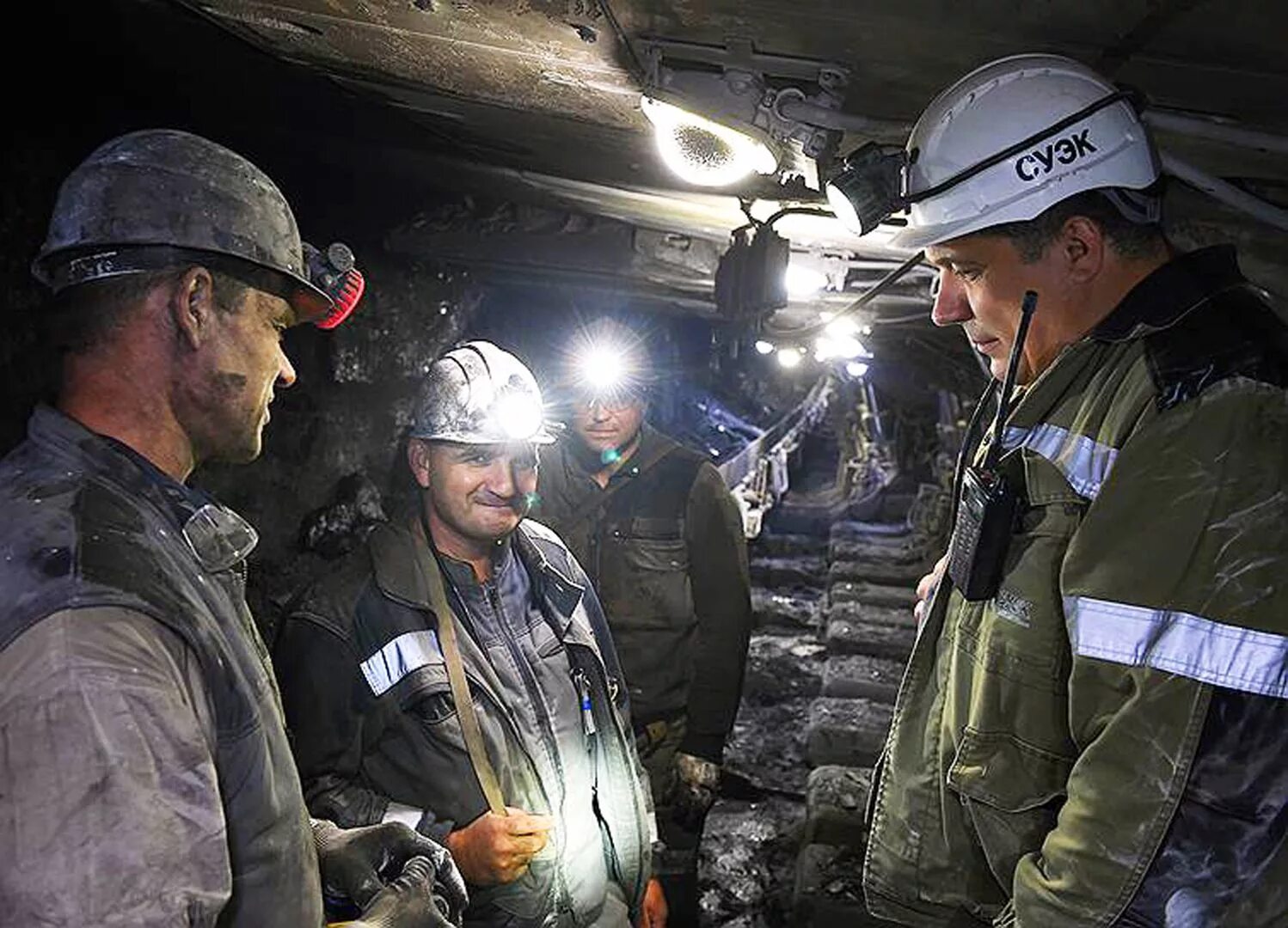 Горняк в шахте. Шахтер история встреч. Грачев футболист шахтера. Современный шахтер. Шахтер профессия.