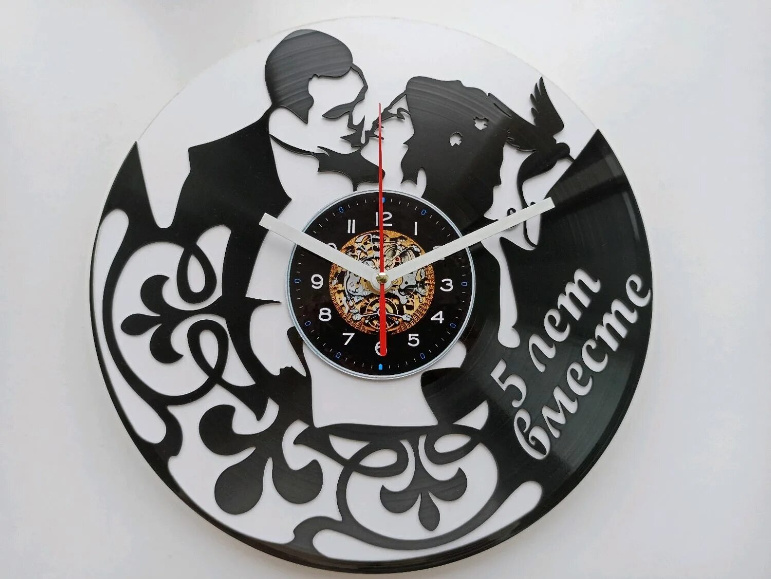 Часы пластины. Часы из пластинки. часы из винила. часы настенные. часы виниловая пластинка.