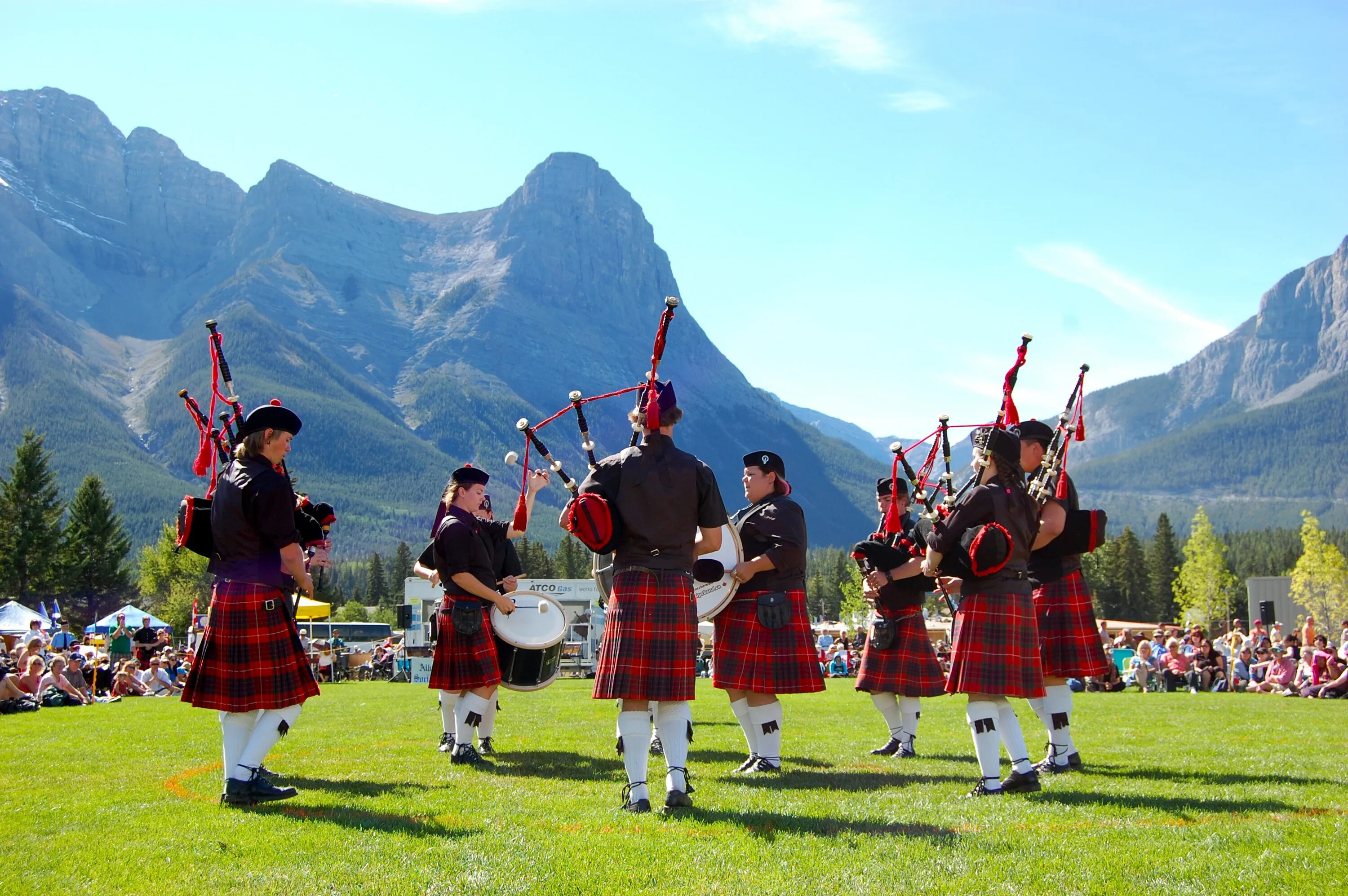 Highland Шотландия Шотландия. Хайленд Шотландия Высокогорье. Хайленд геймс в Шотландии. Игры Горцев в Шотландии.