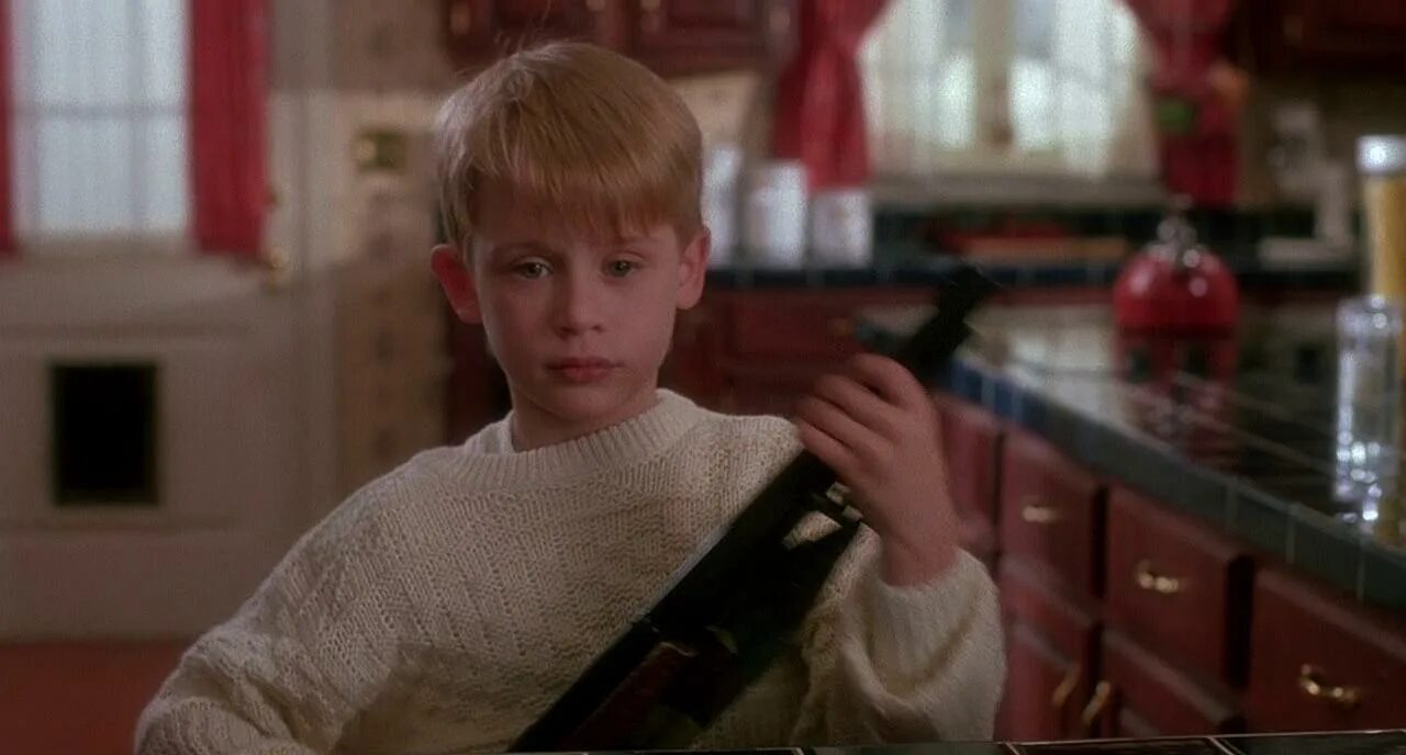 Home alone на английском. Home alone 1990. home alone 1969. кадры из фильма home alone part 1. мост гэпстоу один дома.