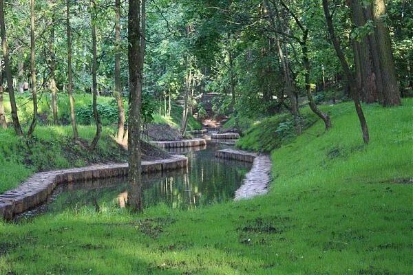 Орехово царицыно. Фотографии водоёмов музей-заповедника Царицыно. Яблоневый сад с прудом в Петропавловской крепости. Яблоневый сад Орехово Борисово Южное. Царицыно пруды фото.