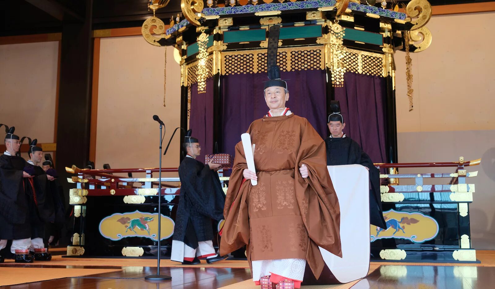 Император японии церемония вручения дипломатических грамот. Нарухито коронация. Нарухито император японии коронация. Нарухито император японии на церемонии. Речь императора.