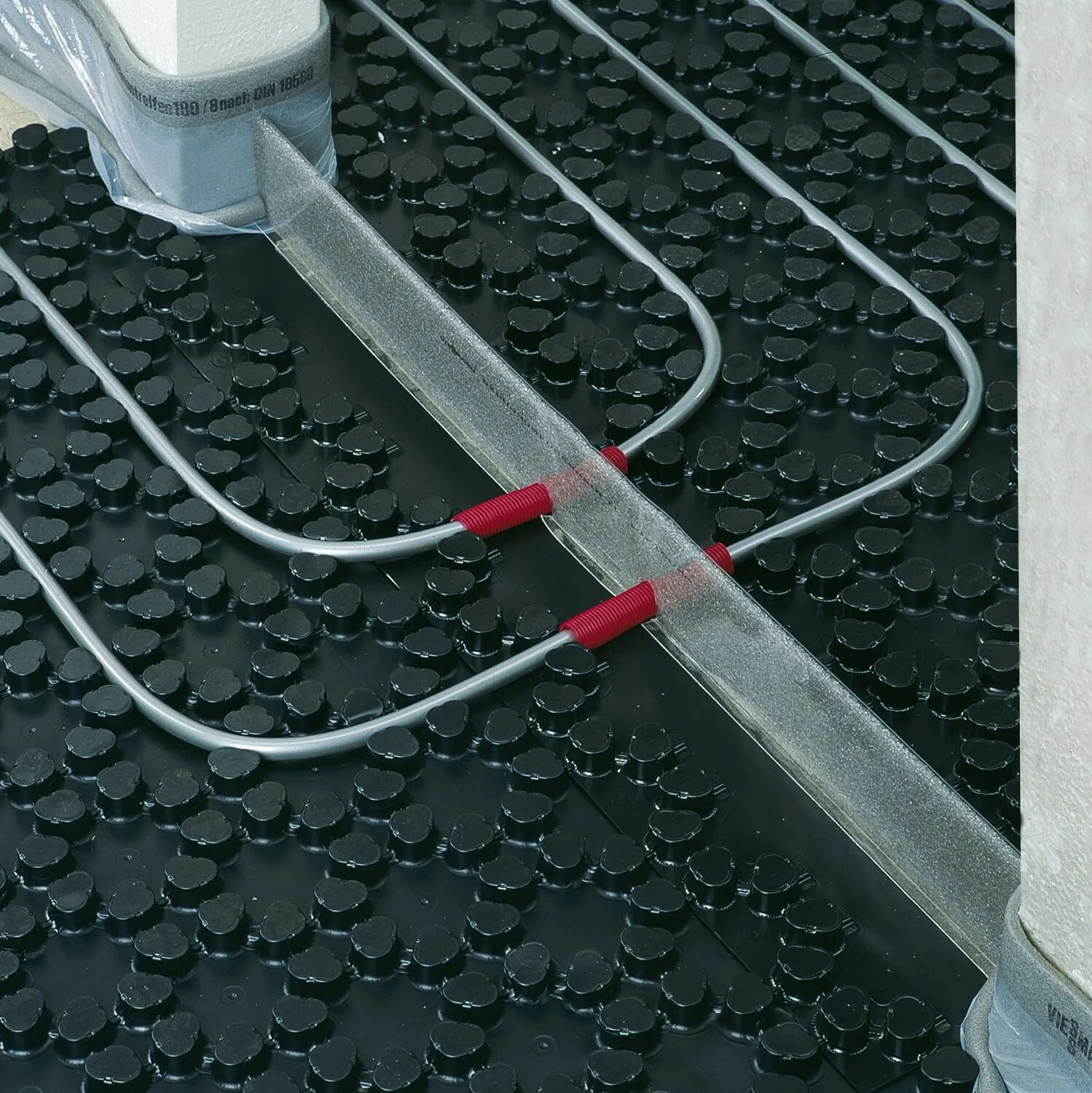 теплый пол стыки. деформационный шов теплого водяного пола. керамогранитная плитка узел пола. деформационный шов и труба теплого пола. труба для теплого пола.