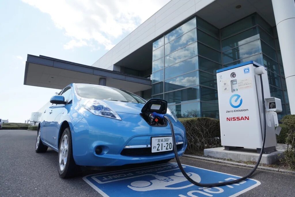 Nissan Leaf 2025. Nissan Leaf зарядная станция. Россети зарядка для электромобилей. Ниссан электромобиль Leaf заправка. Зарядные станции в россии