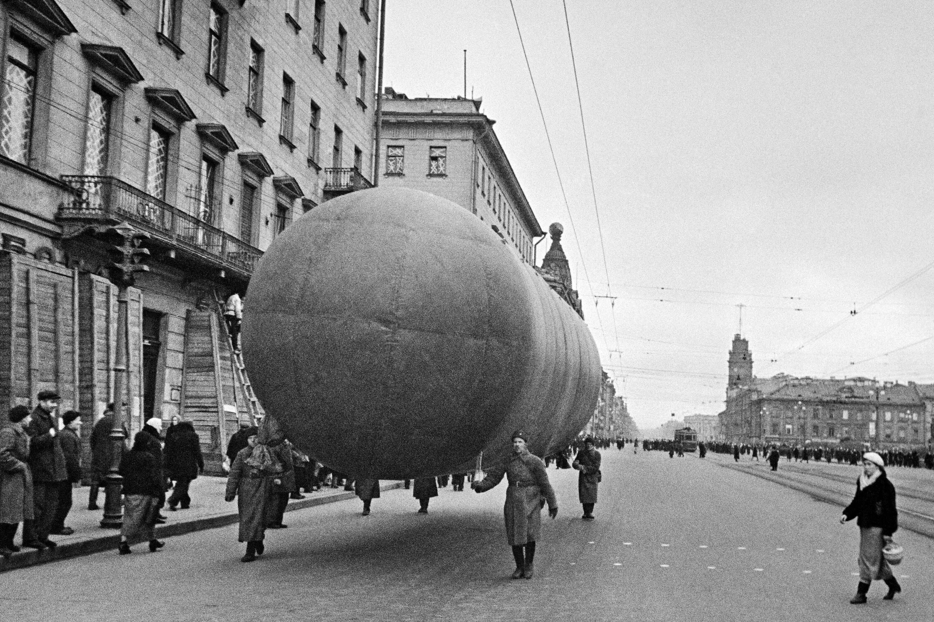 Аэростаты в блокадном ленинграде для чего. Ленинград 1941 аэростаты. дирижабль в блокаду ленинграда. аэростаты в блокадном ленинграде. аэростаты в москве 1941.