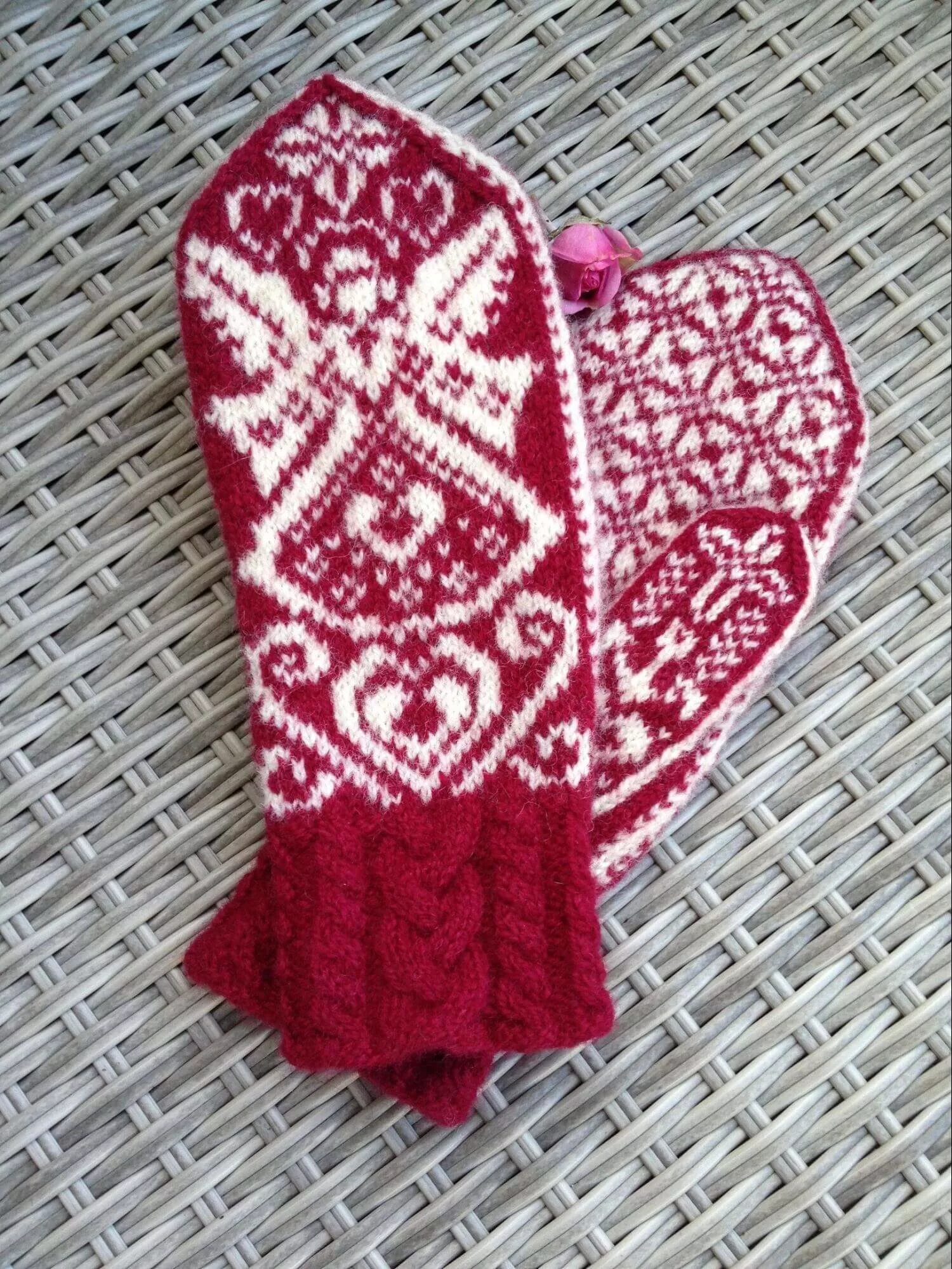 Варежки с орнаментом. Орнаменты для рукавиц. Жаккардовые узоры в варежках. Орнамент рукавичек. Орнаменты для рукавиц.