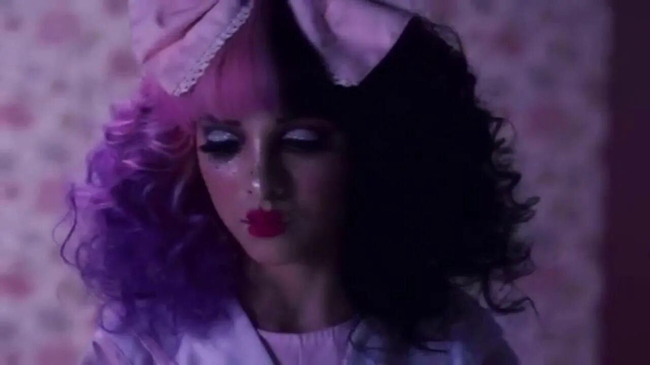 Melanie martinez dollhouse. Песня dollhouse. Мелани мартинес. Мелани мартинес 2014. Песня dollhouse.