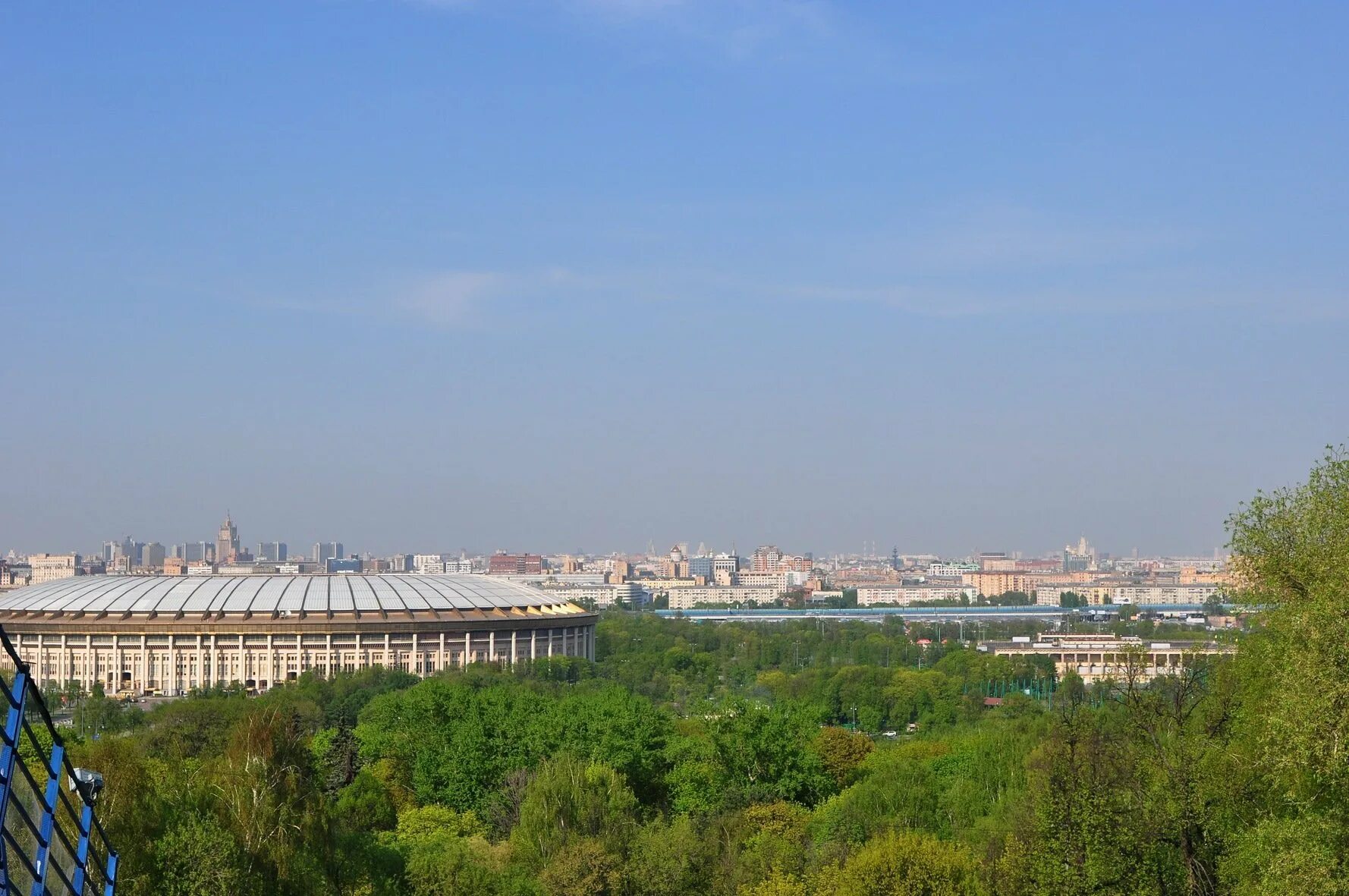 Воробьевы горы москва площадка. Смотровая площадка МГУ Воробьевы горы. Воробьевы горы вид со смотровой площадки. Смотровая площадка Ленинские горы. Воробьевы горы площадка.