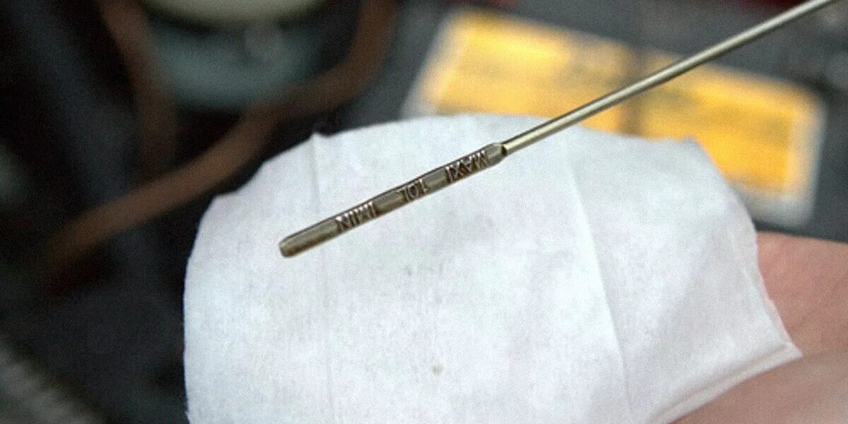 Показывает проверить уровень масла. Отметки на щупе уровня масла ваз 2114. 6. Щуп уровня масла. Уровень масла на щупе приора 16 клапанная.