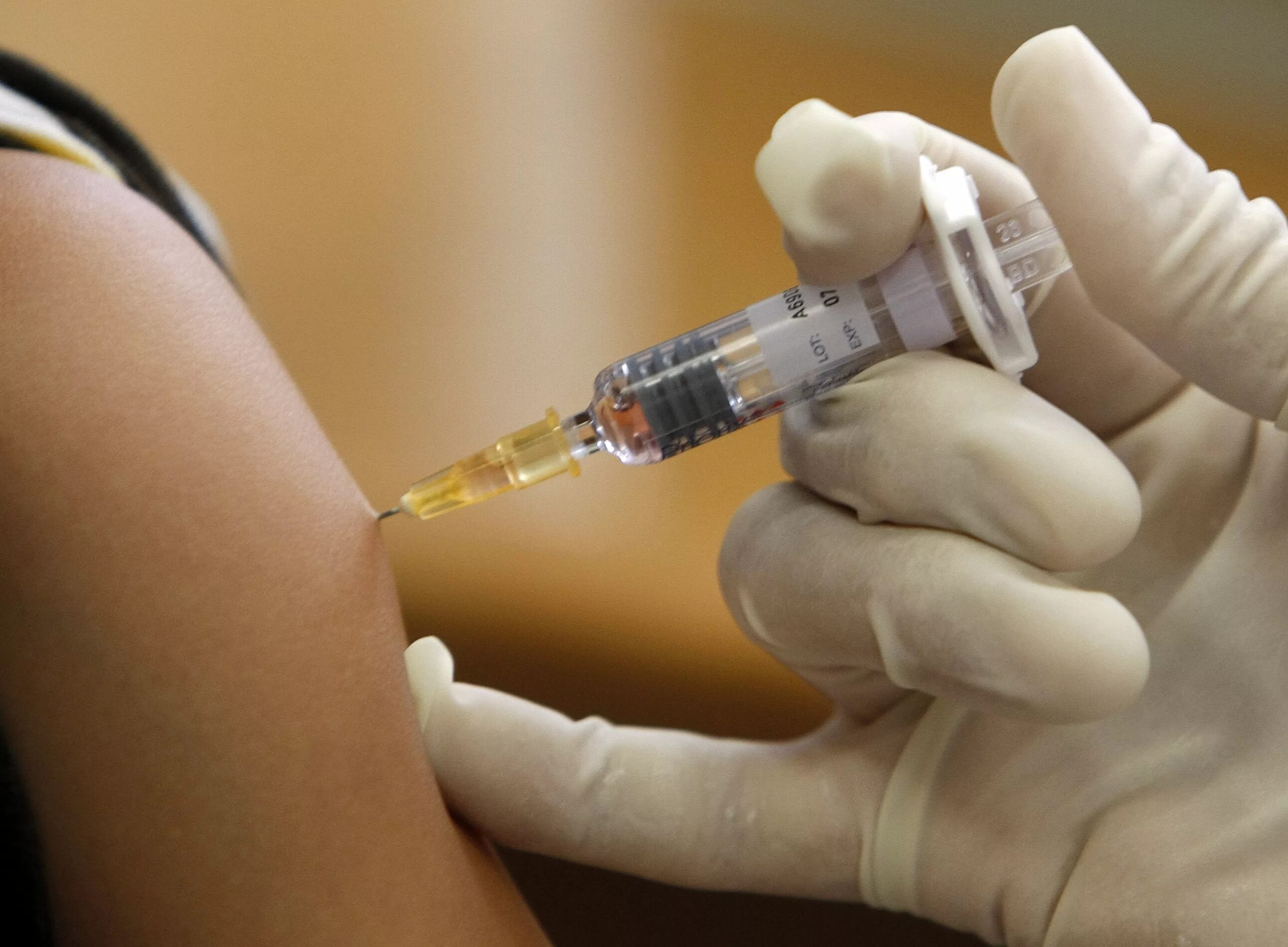 Вакцинация от гриппа вакцины. Укол прививка. введение вакцины. уколы от гриппа. прививка от гриппа укол.